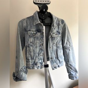 Free People XS light wash fitted denim jacket; Juniors size Medium